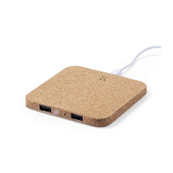 Cargador inalámbrico 10W de línea nature. Carcasa en corcho natural, con indicador de estado de carga y salida USB dual de 2.100 mA de capacidad para carga simultánea de hasta 3 dispositivos (1 por carga inalámbrica y 2 por cable). Incluye cable micro USB de 1 metro de largo, con base antideslizante en terciopelo y compatible con dispositivos equipados con tecnología de carga inalámbrica. Presentado en atractiva caja de diseño eco.