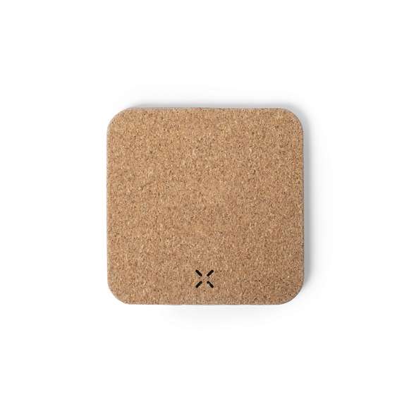 Cargador inalámbrico 10W de línea nature. Carcasa en corcho natural, con indicador de estado de carga y salida USB dual de 2.100 mA de capacidad para carga simultánea de hasta 3 dispositivos (1 por carga inalámbrica y 2 por cable). Incluye cable micro USB de 1 metro de largo, con base antideslizante en terciopelo y compatible con dispositivos equipados con tecnología de carga inalámbrica. Presentado en atractiva caja de diseño eco.
