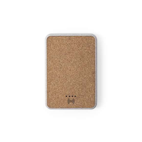 Batería auxiliar externa de línea nature con cargador inalámbrico 5W integrado. Carcasa en combinación de materiales corcho natural y caña de trigo. 5.000 mAh de capacidad e indicador de estado de carga. Doble salida USB y entrada Tipo C. Con amplia superficie de marcaje y presentado en atractiva caja de diseño eco. Las capacidades mostradas en todas nuestras baterías auxiliares externas son reales, incorporando todas ellas baterías de grado A y no recicladas, con una vida útil de al menos 500 ciclos de carga y según normativa CE. Además, están fabricadas conforme a los estándares RoHS y en cumplimiento con los siguientes requisitos de seguridad: Sistema de protección contra sobrecarga del power bank. Sistema de protección contra descarga completa que proporciona una mayor durabilidad del power bank. Sistema de bloqueo para evitar cortocircuitos. Sistema de transferencia de carga constante, acorde con la capacidad del dispositivo de destino.