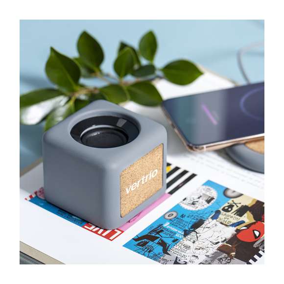 Altavoz Bluetooth® de línea nature en combinación de corcho natural y cemento de piedra caliza, un conglomerante formado por la mezcla de materiales naturales, principalmente piedra caliza molida y agua, obteniendo un material de gran consistencia y durabilidad.De tamaño compacto, se convierte en un complemento perfecto para el smartphone. Conexión Bluetooth® 5.0 y 3W de potencia. Incluye cable de carga micro USB y viene presentado en atractiva caja de diseño eco.