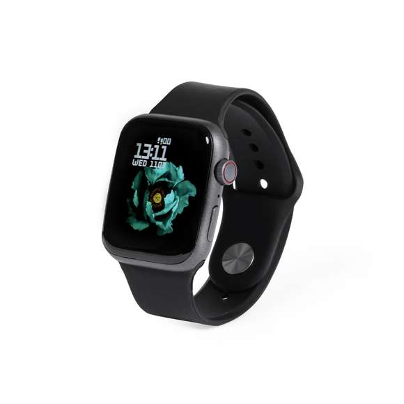 Reloj inteligente multifunción de diseño casual, con conexión Bluetooth® y recargable mediante cable USB -incluido-. Elegante carcasa metálica, con correa en material TPU y pantalla IPS táctil integrada de 1,54 pulgadas, que lo convierten en el gadget perfecto para todo tipo de actividades deportivas, de ocio y para el día a día.  Con función ´´BT calling´´que permite realizar y recibir llamadas sin la necesidad de insertar la tarjeta SIM en el dispositivo. Además cuenta con otras funciones como monitor de frecuencia cardíaca, presión arterial y oxígeno en sangre, monitor de sueño, linterna, cámara remota, alarma, antipérdida, podómetro, cronómetro y reproductor de música.  Resistente a salpicaduras de agua, con APP disponible para iOS y Android. Presentado en atractiva caja de diseño. Disponible manual de instrucciones en español e inglés.