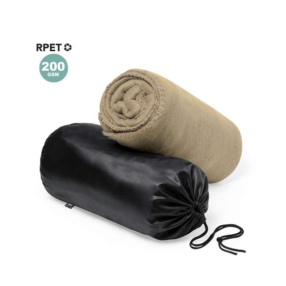 Manta de 120x150cm en variada gama de vivos colores. En material polar fleece RPET de 200g/m2, elaborado a partir de plástico reciclado para así fomentar la reutilización de residuos plásticos y contribuir a la sostenibilidad del planeta.  Disponible en variada gama de colores, con funda de cierre de cordón en RPET y distintivo en etiquetas.