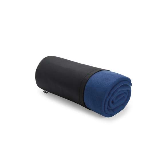 Manta de 120x150cm en variada gama de vivos colores. En material polar fleece RPET de 200g/m2, elaborado a partir de plástico reciclado para así fomentar la reutilización de residuos plásticos y contribuir a la sostenibilidad del planeta.  Disponible en variada gama de colores, con funda de cierre de cordón en RPET y distintivo en etiquetas.