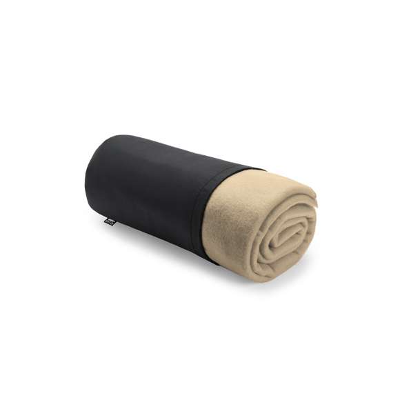 Manta de 120x150cm en variada gama de vivos colores. En material polar fleece RPET de 200g/m2, elaborado a partir de plástico reciclado para así fomentar la reutilización de residuos plásticos y contribuir a la sostenibilidad del planeta.  Disponible en variada gama de colores, con funda de cierre de cordón en RPET y distintivo en etiquetas.
