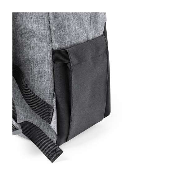 Mochila en resistente poliéster 600D RPET, elaborado a partir de plástico reciclado para así fomentar la reutilización de residuos plásticos y contribuir a la sostenibilidad del planeta.  En elegante acabado bicolor, incluye etiqueta exterior con distintivo RPET. Bolsillo principal con compartimentos acolchados para ordenador portátil de hasta 15 pulgadas y tablet de hasta 10 pulgadas. Espalda y cintas acolchadas.