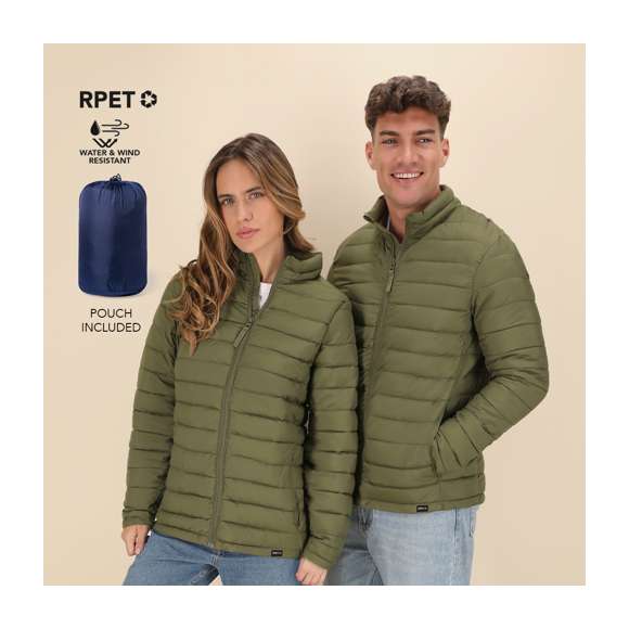 <p>Chaqueta unisex en cálido y suave material 100% poliéster RPET, elaborado a partir de<strong> plástico reciclado</strong> para así fomentar la reutilización de residuos plásticos y contribuir a la sostenibilidad del planeta.  En material extra ligero efecto pluma, resistente al agua y cortavientos, con acolchado interior. Cremallera de cuello con tapeta y cinta en tirador amplios bolsillos laterales con cremallera. Distintivo RPET en etiqueta y disponible en variada gama de colores. Tallas S, M, L, XL, XXL.</p>