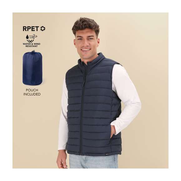 <p>Chaleco unisex en cálido y suave material 100% poliéster RPET, elaborado a partir de<strong> plástico reciclado</strong> para así fomentar la reutilización de residuos plásticos y contribuir a la sostenibilidad del planeta.  En material extra ligero efecto pluma, resistente al agua y cortavientos, con acolchado interior. Cremallera de cuello con tapeta y cinta en tirador amplios bolsillos laterales con cremallera. <strong>Distintivo RPET</strong> en etiqueta y disponible en variada gama de colores. Tallas S, M, L, XL, XXL.</p>