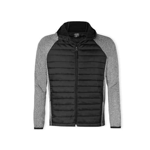 Chaqueta unisex transpirable en combinación de materiales soft shell y poliéster, con tejido acolchado tacto pluma en frontal y espalda. Capucha y manga estilo ranglán con ribete elástico en cuello, puños y bajo . De elegante construcción en combinación de colores negro y gris, resistente al viento y al agua. Cierre de cremallera y bolsillos laterales de cremallera con tiradores para fácil apertura. Disponible en tallas S, M, L, XL, XXL.