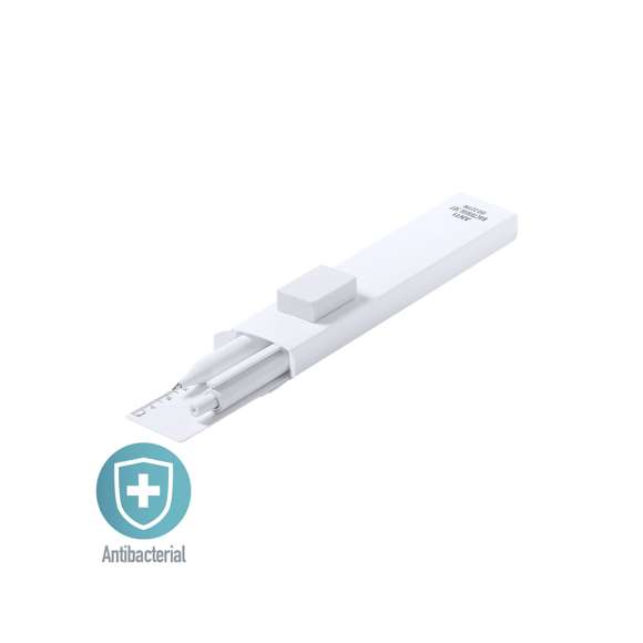 Set antibacteriano en resistente material PP de color blanco. Incluye bolígrafo, portaminas (mina 0,5 mm incluida), regla de 15 cm y goma.Bolígrafo de mecanismo pulsador y tinta azul.Los productos con tratamientos antibacterianos son capaces de reducir drásticamente las cargas bacterianas presentes en las superficies de los materiales, gracias a la incorporación de agentes microbianos permanentes estáticos, con alta efectividad para inhibir y prevenir la contaminación bacteriana.Artículo de acuerdo al estándar ISO 22196, que determina la actividad antibacteriana en materiales plásticos y superficies no porosas, lo que permite conocer la efectividad de inhibición microbiana que tienen los aditivos sobre los objetos tratados mediante una evaluación cuantitativa.