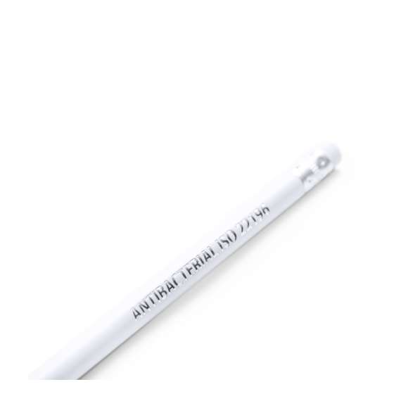 Lápiz de madera con cuerpo redondo y cobertura antibacteriana. Disponible en color blanco, con goma de borrar. Punta sin afilar.Los productos con tratamientos antibacterianos son capaces de reducir drásticamente las cargas bacterianas presentes en las superficies de los materiales, gracias a la incorporación de agentes microbianos permanentes estáticos, con alta efectividad para inhibir y prevenir la contaminación bacteriana.Artículo de acuerdo al estándar ISO 22196, que determina la actividad antibacteriana en materiales plásticos y superficies no porosas, lo que permite conocer la efectividad de inhibición microbiana que tienen los aditivos sobre los objetos tratados mediante una evaluación cuantitativa.