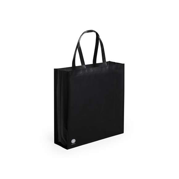 Bolsa antibacteriana en PP-woven de alta resistencia y acabado mate. Disponible en variada gama de colores, con asas medianas reforzadas de 50 cm de largo. Acabado cosido, con fuelles y ribetes reforzados.  Los productos con tratamientos antibacterianos son capaces de reducir drásticamente las cargas bacterianas presentes en las superficies de los materiales, gracias a la incorporación de agentes microbianos permanentes estáticos, con alta efectividad para inhibir y prevenir la contaminación bacteriana.  Artículo de acuerdo al estándar ISO 22196, que determina la actividad antibacteriana en materiales plásticos y superficies no porosas, lo que permite conocer la efectividad de inhibición microbiana que tienen los aditivos sobre los objetos tratados mediante una evaluación cuantitativa.