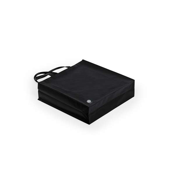 Bolsa antibacteriana en PP-woven de alta resistencia y acabado mate. Disponible en variada gama de colores, con asas medianas reforzadas de 50 cm de largo. Acabado cosido, con fuelles y ribetes reforzados.  Los productos con tratamientos antibacterianos son capaces de reducir drásticamente las cargas bacterianas presentes en las superficies de los materiales, gracias a la incorporación de agentes microbianos permanentes estáticos, con alta efectividad para inhibir y prevenir la contaminación bacteriana.  Artículo de acuerdo al estándar ISO 22196, que determina la actividad antibacteriana en materiales plásticos y superficies no porosas, lo que permite conocer la efectividad de inhibición microbiana que tienen los aditivos sobre los objetos tratados mediante una evaluación cuantitativa.
