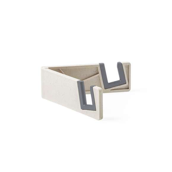 Soporte para dispositivo móvil de línea nature. Fabricado en caña de trigo/PP, para así fomentar la utilización de materias primas naturales y reducir las emisiones contaminantes.Patas plegables con topes antideslizantes en PVC, especialmente diseñado para marcaje en tampografía.