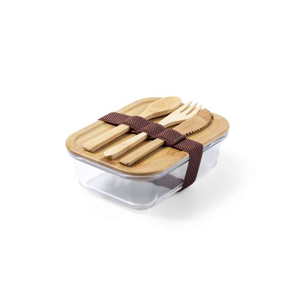 Fiambrera de línea nature de 700 ml de capacidad. Fabricada en cristal, con tapa hermética de bambú pulido, con banda de goma para evitar derrames y rebaje para usarla como bandeja. Incluye cinta de seguridad con tenedor, cuchara y cuchillo. Presentada en atractiva caja individual de diseño eco.