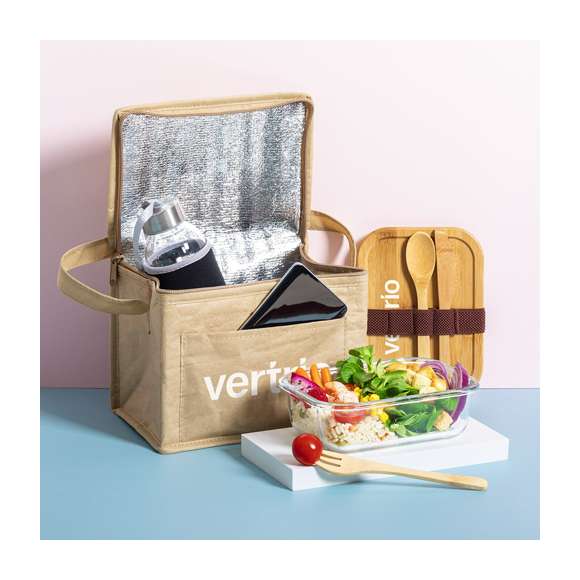 Fiambrera de línea nature de 700 ml de capacidad. Fabricada en cristal, con tapa hermética de bambú pulido, con banda de goma para evitar derrames y rebaje para usarla como bandeja. Incluye cinta de seguridad con tenedor, cuchara y cuchillo. Presentada en atractiva caja individual de diseño eco.