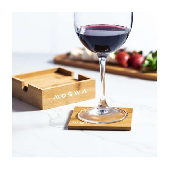 Set de 4 posavasos de línea nature en cajita. Fabricado en bambú lacado y presentado en atractiva caja individual de diseño eco.