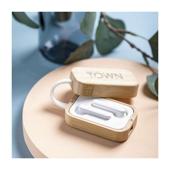  	Auriculares intraurales de línea nature, con conexión Bluetooth® 5.0 y batería de litio. En elegante acabado de color blanco y presentados en estuche cargador de bambú. De diseño ergonómico, incluyen botón de control táctil integrado en el auricular, con base de carga a juego y luz LED de estado de carga. Función manos libres y recargables, con cable micro USB incluido. Presentados en atractiva caja de diseño eco.