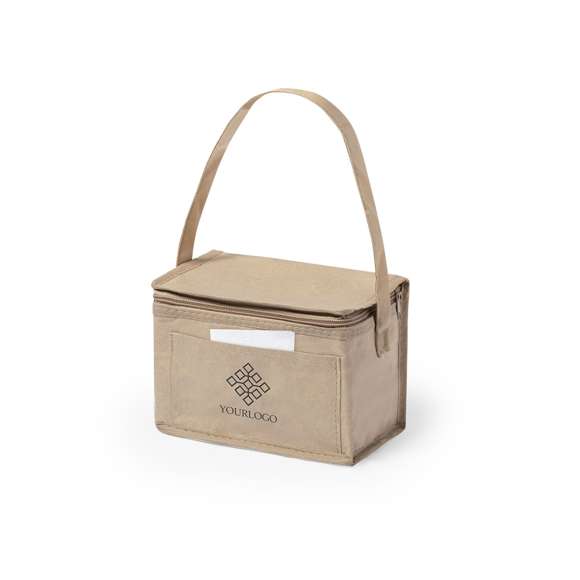  	Nevera de línea nature con capacidad para 6 latas. Fabricada en papel laminado resistente a la humedad, con interior isotermo acabado en aluminio. Cremallera y asa de transporte a juego, con bolsillo exterior para marcaje.