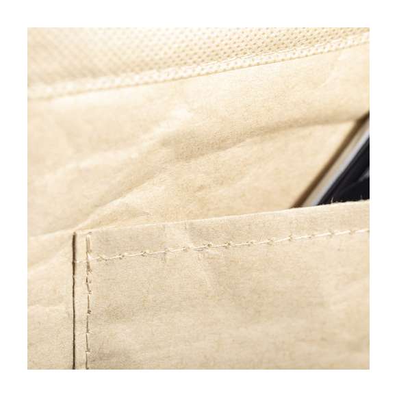  	Nevera de línea nature con capacidad para 6 latas. Fabricada en papel laminado resistente a la humedad, con interior isotermo acabado en aluminio. Cremallera y asa de transporte a juego, con bolsillo exterior para marcaje.