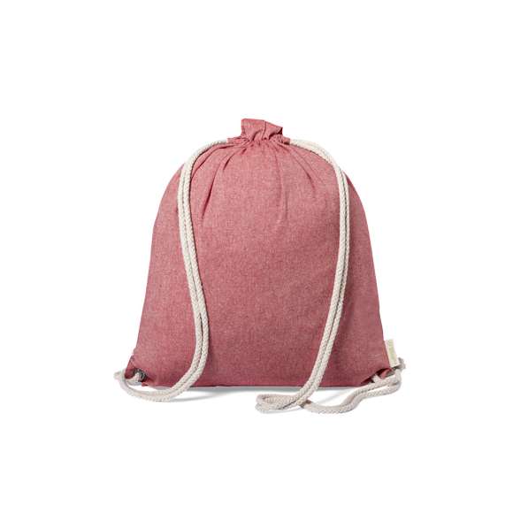 Bolsa mochila de cuerdas de línea nature, en resistente algodón reciclado de 140g/m2, con asas de transporte de 70 cm a juego. Cuerdas en algodón de color crudo, con argollas metálicas reforzadas y distintivo algodón reciclado en etiqueta. Disponible en variada gama de colores. Resistencia hasta 9kg de peso.