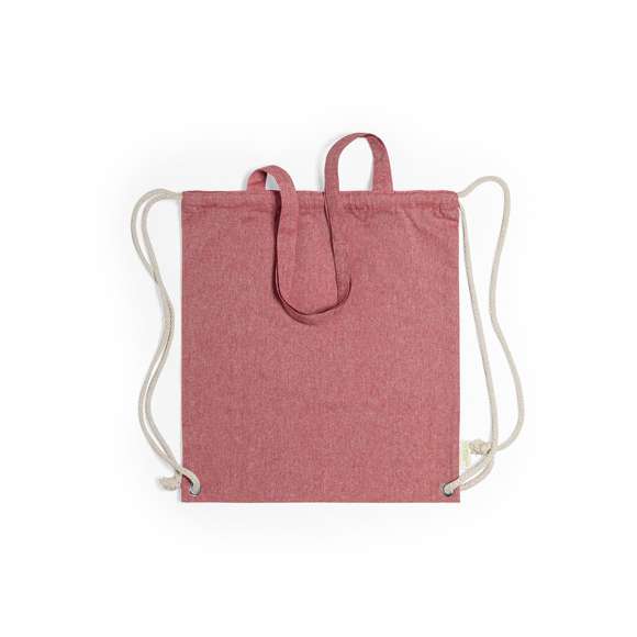 Bolsa mochila de cuerdas de línea nature, en resistente algodón reciclado de 140g/m2, con asas de transporte de 70 cm a juego. Cuerdas en algodón de color crudo, con argollas metálicas reforzadas y distintivo algodón reciclado en etiqueta. Disponible en variada gama de colores. Resistencia hasta 9kg de peso.