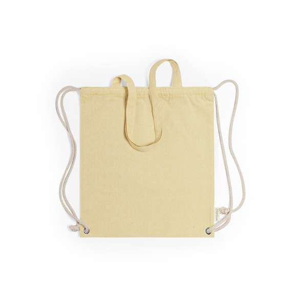 Bolsa mochila de cuerdas de línea nature, en resistente algodón reciclado de 140g/m2, con asas de transporte de 70 cm a juego. Cuerdas en algodón de color crudo, con argollas metálicas reforzadas y distintivo algodón reciclado en etiqueta. Disponible en variada gama de colores. Resistencia hasta 9kg de peso.