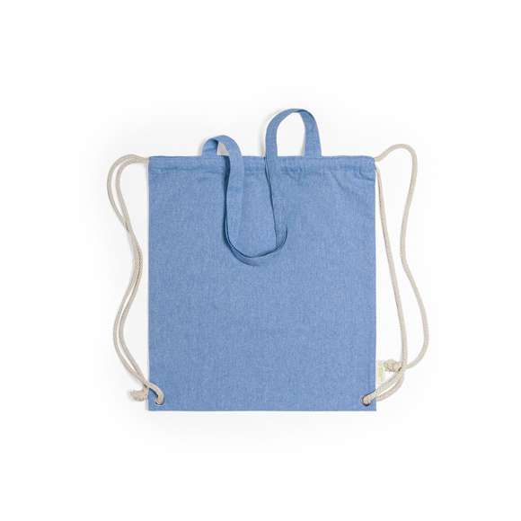 Bolsa mochila de cuerdas de línea nature, en resistente algodón reciclado de 140g/m2, con asas de transporte de 70 cm a juego. Cuerdas en algodón de color crudo, con argollas metálicas reforzadas y distintivo algodón reciclado en etiqueta. Disponible en variada gama de colores. Resistencia hasta 9kg de peso.