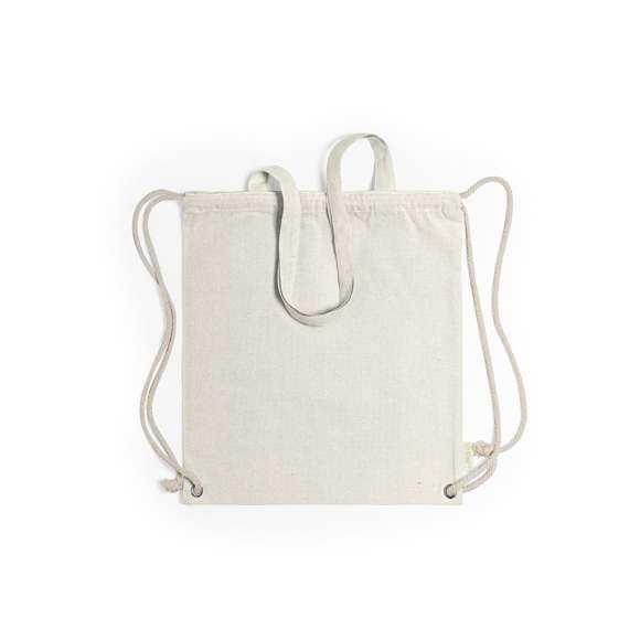 Bolsa mochila de cuerdas de línea nature, en resistente algodón reciclado de 140g/m2, con asas de transporte de 70 cm a juego. Cuerdas en algodón de color crudo, con argollas metálicas reforzadas y distintivo algodón reciclado en etiqueta. Disponible en variada gama de colores. Resistencia hasta 9kg de peso.