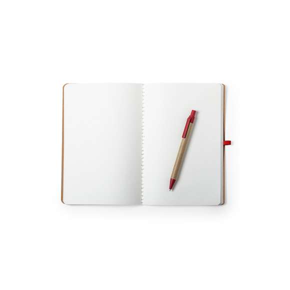 Set de libreta y bolígrafo de línea nature. Incluye libreta en cartón reciclado, con soporte para bolígrafo y cinta de cierre a juego, de 60 hojas lisas. Bolígrafo de mecanismo pulsador, con cuerpo en cartón reciclado y accesorios en caña de trigo -tinta azul-. Distintivo Wheat Straw en la parte superior del bolígrafo.