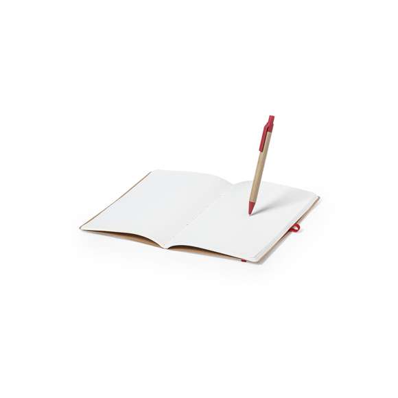 Set de libreta y bolígrafo de línea nature. Incluye libreta en cartón reciclado, con soporte para bolígrafo y cinta de cierre a juego, de 60 hojas lisas. Bolígrafo de mecanismo pulsador, con cuerpo en cartón reciclado y accesorios en caña de trigo -tinta azul-. Distintivo Wheat Straw en la parte superior del bolígrafo.