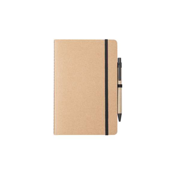 Set de libreta y bolígrafo de línea nature. Incluye libreta en cartón reciclado, con soporte para bolígrafo y cinta de cierre a juego, de 60 hojas lisas. Bolígrafo de mecanismo pulsador, con cuerpo en cartón reciclado y accesorios en caña de trigo -tinta azul-. Distintivo Wheat Straw en la parte superior del bolígrafo.