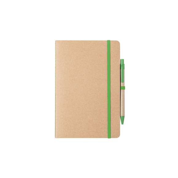 Set de libreta y bolígrafo de línea nature. Incluye libreta en cartón reciclado, con soporte para bolígrafo y cinta de cierre a juego, de 60 hojas lisas. Bolígrafo de mecanismo pulsador, con cuerpo en cartón reciclado y accesorios en caña de trigo -tinta azul-. Distintivo Wheat Straw en la parte superior del bolígrafo.
