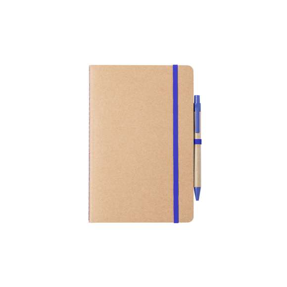 Set de libreta y bolígrafo de línea nature. Incluye libreta en cartón reciclado, con soporte para bolígrafo y cinta de cierre a juego, de 60 hojas lisas. Bolígrafo de mecanismo pulsador, con cuerpo en cartón reciclado y accesorios en caña de trigo -tinta azul-. Distintivo Wheat Straw en la parte superior del bolígrafo.