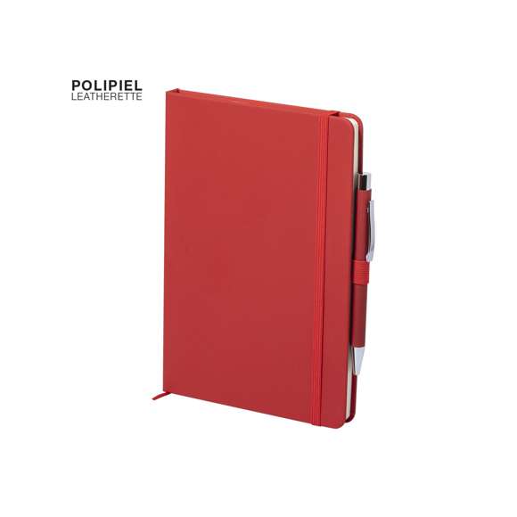 Set de bloc y bolígrafo a juego. Bloc de tapas rígidas con suave tacto acabado en polipiel, incluye soporte para bolígrafo, marcapáginas y cierre elástico, con interior de 100 hojas a una raya. Además, bolígrafo de aluminio en acabado goma con carga jumbo. Disponible en una variada gama de colores.