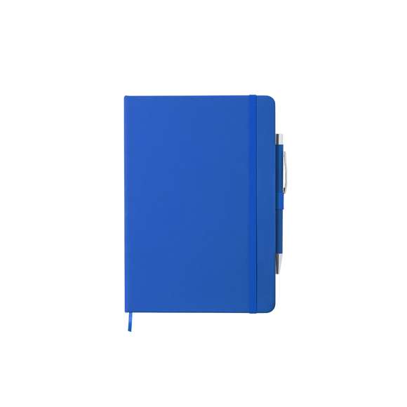 Set de bloc y bolígrafo a juego. Bloc de tapas rígidas con suave tacto acabado en polipiel, incluye soporte para bolígrafo, marcapáginas y cierre elástico, con interior de 100 hojas a una raya. Además, bolígrafo de aluminio en acabado goma con carga jumbo. Disponible en una variada gama de colores.
