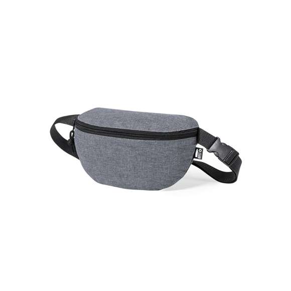 Riñonera de línea nature fabricada en resistente 600D RPET efecto melange. Elaborado a partir de plástico reciclado para así fomentar la reutilización de residuos plásticos y contribuir a la sostenibilidad del planeta. Compartimento principal con cierre de cremallera y cinta ajustable con cierre de hebilla. Diseñada para actividades deportivas y de ocio, con distintivo RPET en etiqueta exterior.