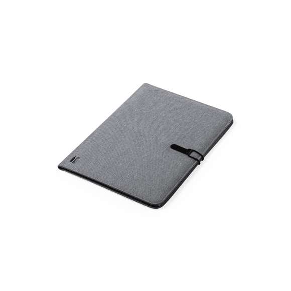  	Elegante carpeta de línea nature tamaño A4. Fabricada en resistente 600D RPET efecto melange, elaborado a partir de plástico reciclado para así fomentar la reutilización de residuos plásticos y contribuir a la sostenibilidad del planeta. Detalles en negro y cierre metálico con cinta elástica especialmente diseñado para marcaje en láser. Interior con bloc extraíble de 20 hojas con disposición a una raya, 3 bolsillos de solapa, tarjeteros y soporte para bolígrafo. Distintivo RPET en esquina.