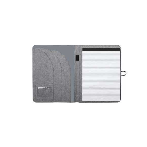  	Elegante carpeta de línea nature tamaño A4. Fabricada en resistente 600D RPET efecto melange, elaborado a partir de plástico reciclado para así fomentar la reutilización de residuos plásticos y contribuir a la sostenibilidad del planeta. Detalles en negro y cierre metálico con cinta elástica especialmente diseñado para marcaje en láser. Interior con bloc extraíble de 20 hojas con disposición a una raya, 3 bolsillos de solapa, tarjeteros y soporte para bolígrafo. Distintivo RPET en esquina.