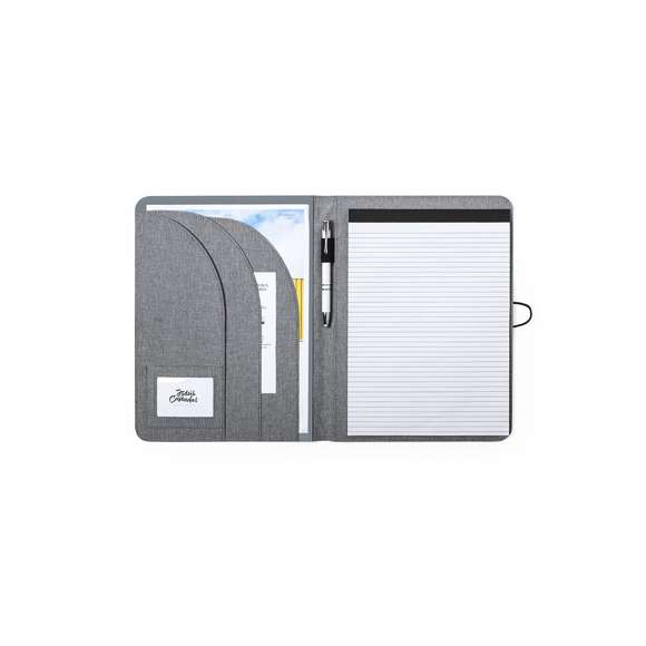  	Elegante carpeta de línea nature tamaño A4. Fabricada en resistente 600D RPET efecto melange, elaborado a partir de plástico reciclado para así fomentar la reutilización de residuos plásticos y contribuir a la sostenibilidad del planeta. Detalles en negro y cierre metálico con cinta elástica especialmente diseñado para marcaje en láser. Interior con bloc extraíble de 20 hojas con disposición a una raya, 3 bolsillos de solapa, tarjeteros y soporte para bolígrafo. Distintivo RPET en esquina.