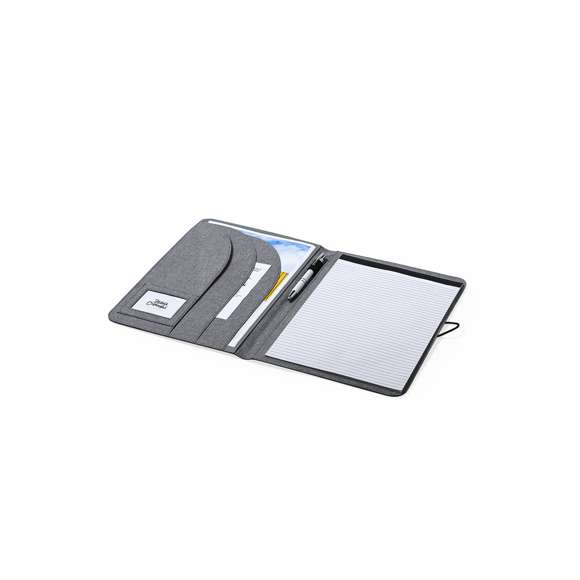  	Elegante carpeta de línea nature tamaño A4. Fabricada en resistente 600D RPET efecto melange, elaborado a partir de plástico reciclado para así fomentar la reutilización de residuos plásticos y contribuir a la sostenibilidad del planeta. Detalles en negro y cierre metálico con cinta elástica especialmente diseñado para marcaje en láser. Interior con bloc extraíble de 20 hojas con disposición a una raya, 3 bolsillos de solapa, tarjeteros y soporte para bolígrafo. Distintivo RPET en esquina.