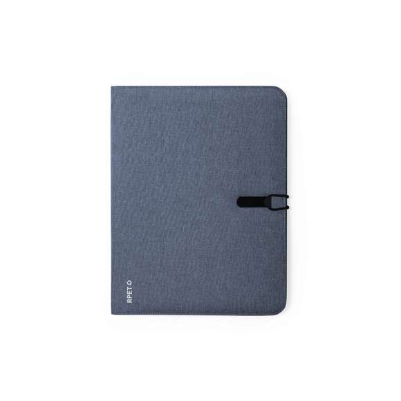  	Elegante carpeta de línea nature tamaño A4. Fabricada en resistente 600D RPET efecto melange, elaborado a partir de plástico reciclado para así fomentar la reutilización de residuos plásticos y contribuir a la sostenibilidad del planeta. Detalles en negro y cierre metálico con cinta elástica especialmente diseñado para marcaje en láser. Interior con bloc extraíble de 20 hojas con disposición a una raya, 3 bolsillos de solapa, tarjeteros y soporte para bolígrafo. Distintivo RPET en esquina.