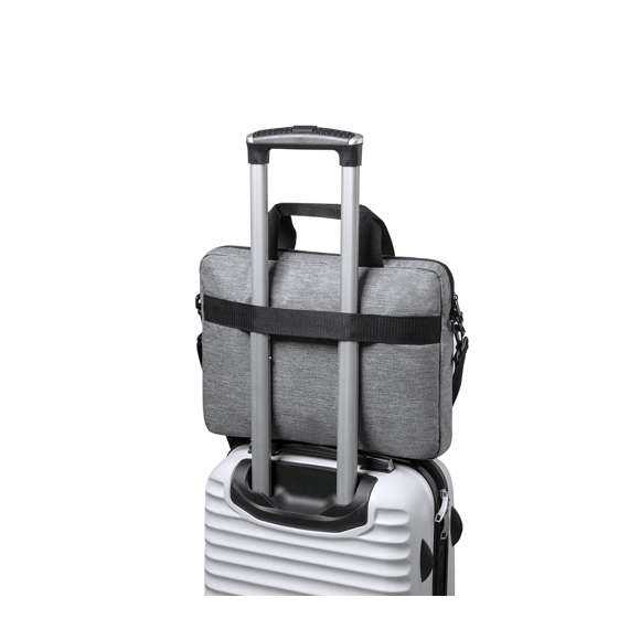 Elegante portadocumentos de línea nature en resistente 600D RPET efecto melange, elaborado a partir de plástico reciclado para así fomentar la reutilización de residuos plásticos y contribuir a la sostenibilidad del planeta. Detalles en negro, incluye compartimentos interiores acolchados para ordenador de hasta 15 pulgadas y tablet de hasta 10 pulgadas. Accesorio en parte posterior para anclaje al trolley, bolsillo exterior con cierre de cremallera, cómodas asas reforzadas, cinta bandolera ajustable con cierre de mosquetón y almohadilla para hombro a juego. Distintivo RPET en etiqueta exterior.