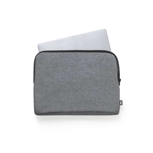 Funda para ordenador portátil de línea nature y en resistente 600D RPET efecto melange, elaborado a partir de plástico reciclado para así fomentar la reutilización de residuos plásticos y contribuir a la sostenibilidad del planeta. Detalles en negro y compartimento principal con cierre de cremallera. Interior totalmente acolchado y forrado, con distintivo RPET en etiqueta exterior.