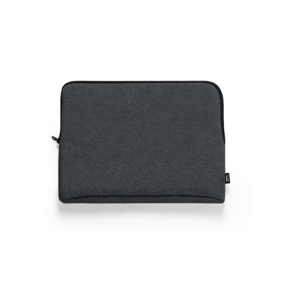 Funda para ordenador portátil de línea nature y en resistente 600D RPET efecto melange, elaborado a partir de plástico reciclado para así fomentar la reutilización de residuos plásticos y contribuir a la sostenibilidad del planeta. Detalles en negro y compartimento principal con cierre de cremallera. Interior totalmente acolchado y forrado, con distintivo RPET en etiqueta exterior.