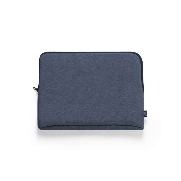 Funda para ordenador portátil de línea nature y en resistente 600D RPET efecto melange, elaborado a partir de plástico reciclado para así fomentar la reutilización de residuos plásticos y contribuir a la sostenibilidad del planeta. Detalles en negro y compartimento principal con cierre de cremallera. Interior totalmente acolchado y forrado, con distintivo RPET en etiqueta exterior.