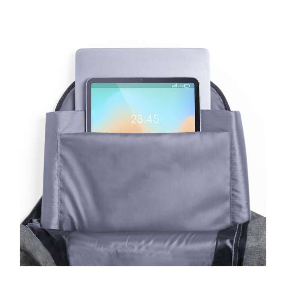 Mochila de negocios antirrobo de línea nature y en resistente 600D RPET efecto melange, elaborado a partir de plástico reciclado para así fomentar la reutilización de residuos plásticos y contribuir a la sostenibilidad del planeta.Detalles en negro y base reforzada. Incluye bolsillo antirrobo para guardar objetos de valor. Bolsillo exterior de cremallera, con dos compartimentos interiores acolchados para ordenador portátil de hasta 15 pulgadas y tablet de hasta 12 pulgadas. Cintas de hombros y espalda con acolchado ergonómico y distintivo RPET en etiqueta exterior.