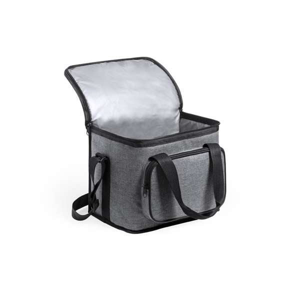 Nevera de línea nature y en resistente 600D RPET efecto melange, elaborado a partir de plástico reciclado para así fomentar la reutilización de residuos plásticos y contribuir a la sostenibilidad del planeta. Detalles en negro y base reforzada. Compartimento principal con cierre de cremallera e interior en PEVA. Incluye bolsillo exterior de cremallera, asas reforzadas con velcro y cinta bandolera ajustable, con distintivo RPET en etiqueta exterior.