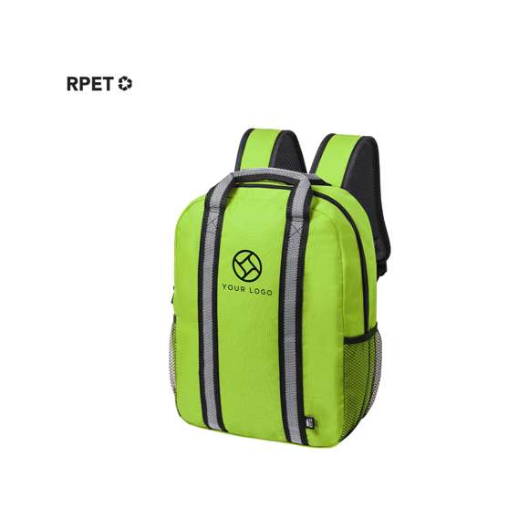 Mochila de línea nature y en resistente 600D RPET, elaborado a partir de plástico reciclado para así fomentar la reutilización de residuos plásticos y contribuir a la sostenibilidad del planeta. Con tiras reflectantes y disponible en variada gama de colores. Compartimento principal con cierre de cremallera y bolsillo lateral de redecilla de fácil acceso. Espalda y cintas acolchadas, con distintivo RPET en etiqueta exterior.