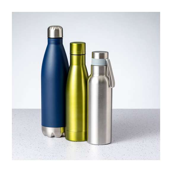 Bidón térmico de acero inox con doble capa de 500ml. Fabricado con doble capa y aislamiento de cobre al vacío, permitiendo mantener el calor y el frío durante un tiempo prolongado, llegando a las 12 y 48 horas respectivamente. Con tapón a rosca para un sellado perfecto. En acabado metalizado y disponible en amplia gama de colores. Presentado en atractiva caja de diseño.