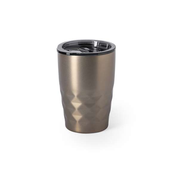 Vaso térmico de sobremesa fabricado en acero inoxidable, con doble capa y aislamiento de cobre al vacío, de 350ml de capacidad. El mismo le permite mantener el calor y el frio durante un tiempo más prolongado, llegando a las 8 y 24 horas respectivamente. Incluye tapa con dosificador y abrefácil. Disponible en variada gama de colores metalizados. Presentado en atractiva caja de diseño.